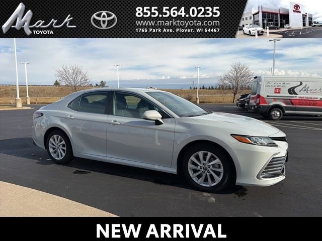 2022 Toyota Camry LE's photo