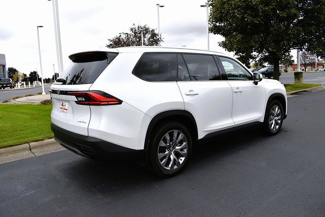 2024 Toyota Highlander Hybrid Limited photo 3