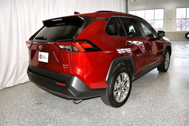2021 Toyota RAV4 XLE Premium photo 3