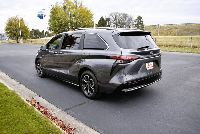 2025 Toyota Sienna Platinum photo 3
