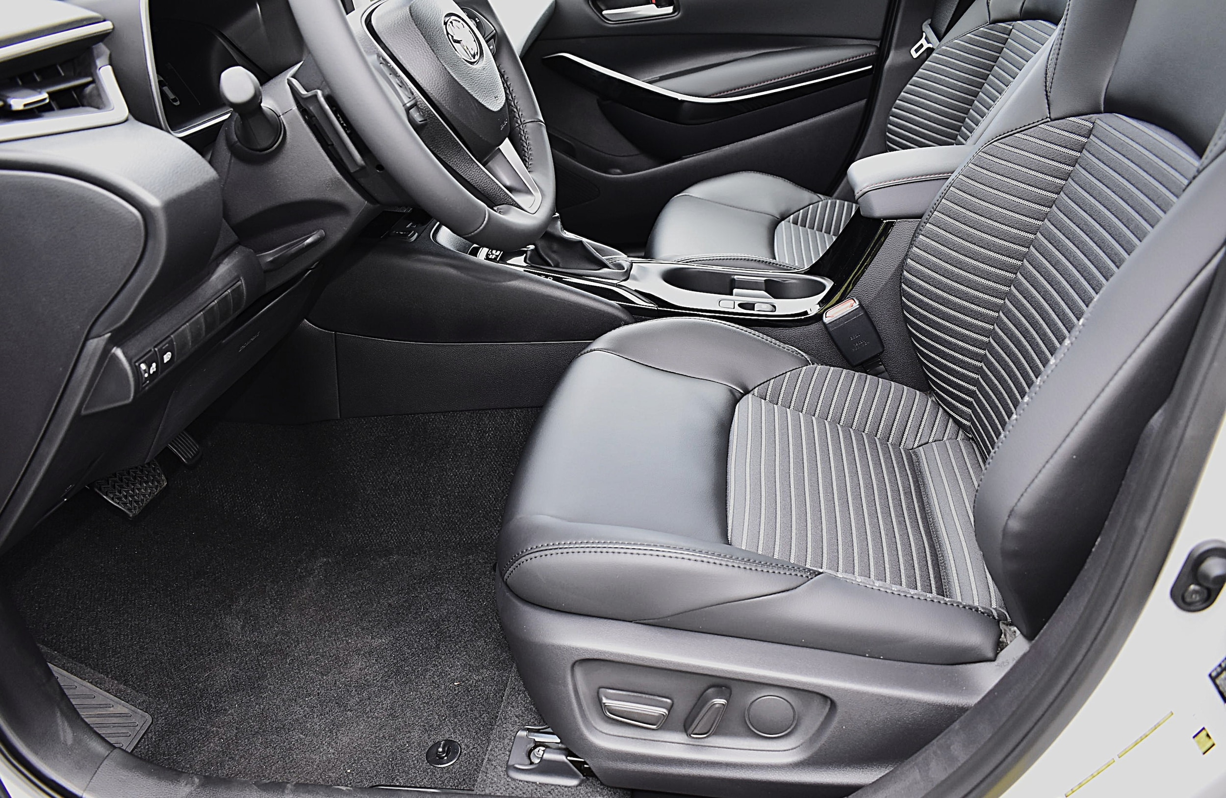 2026 Toyota Corolla XSE - Photo 11
