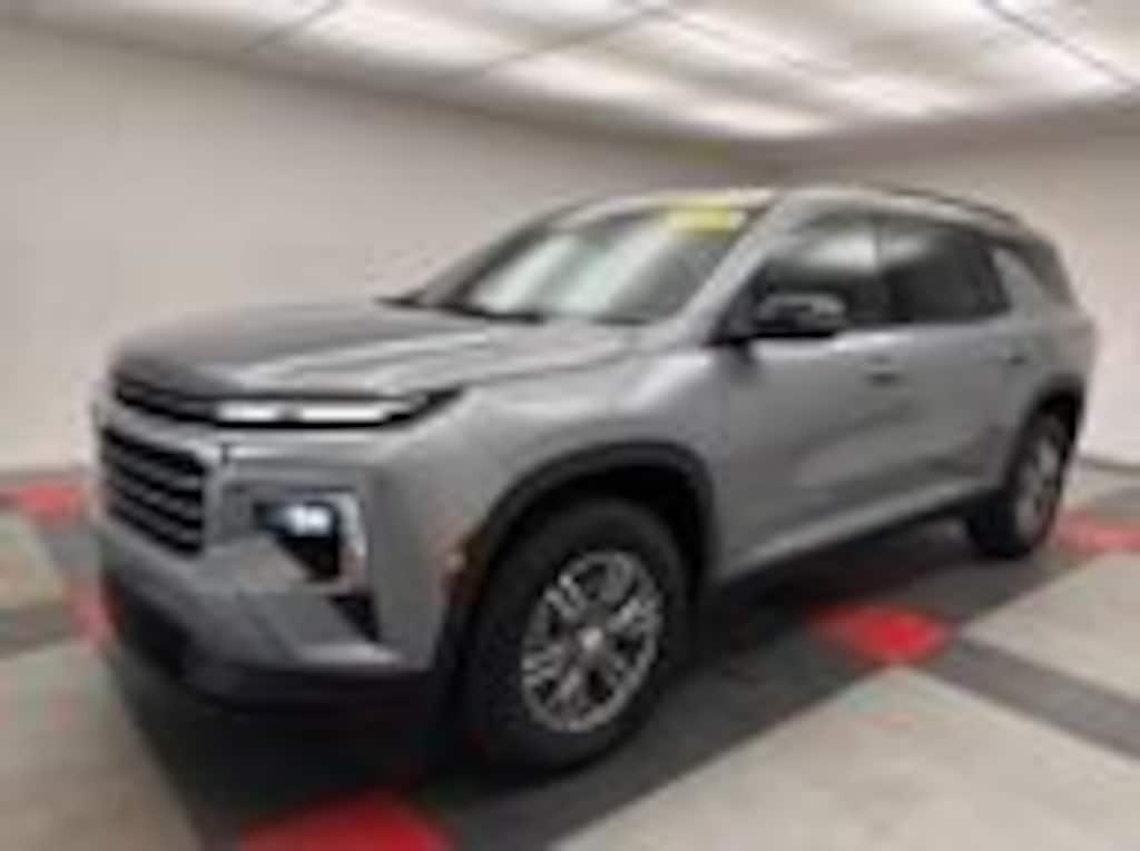 Used 2025 Chevrolet Traverse LT SUV