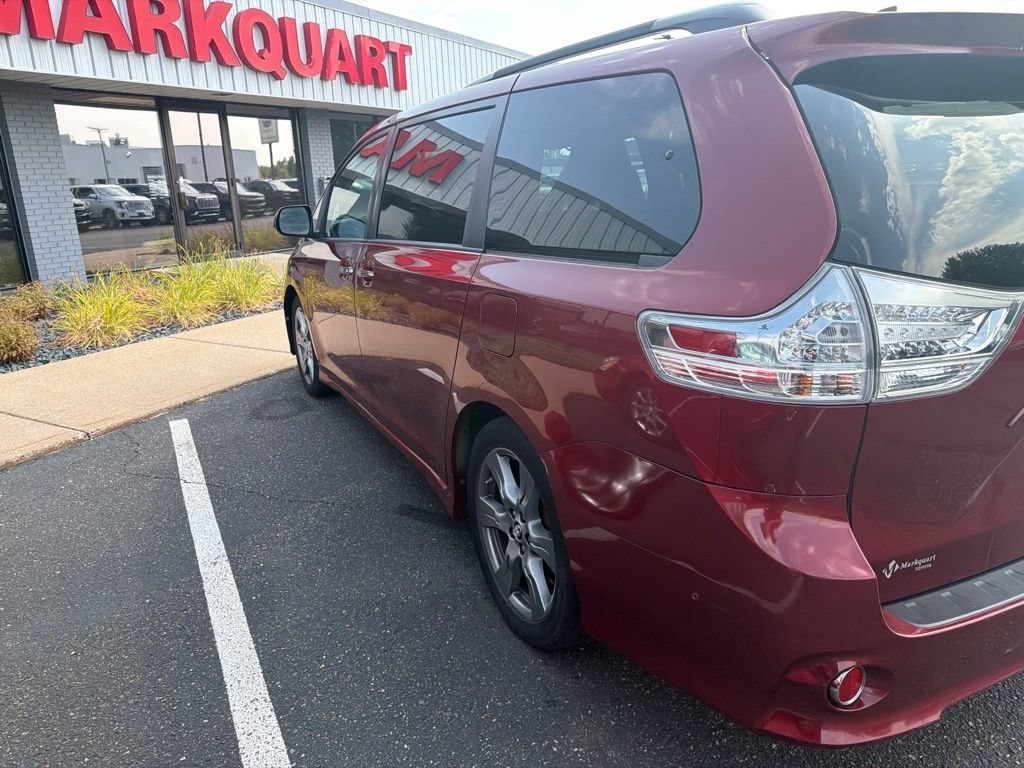 Used 2018 Toyota Sienna SE Premium 8 Passenger Minivan