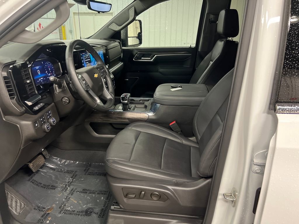 2025 Chevrolet Silverado 1500 LTZ - Photo 13