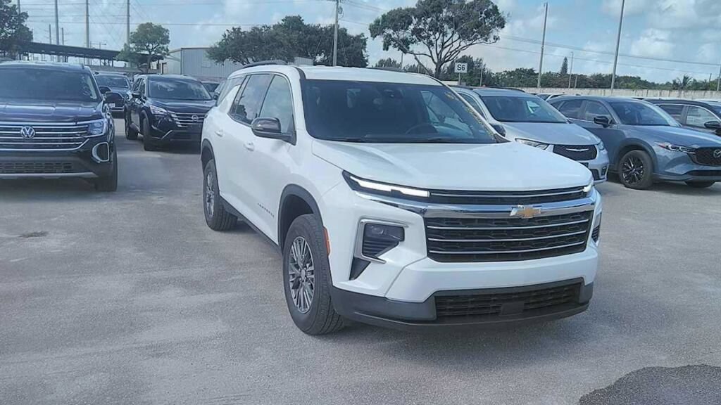 Used 2025 Chevrolet Traverse LT SUV