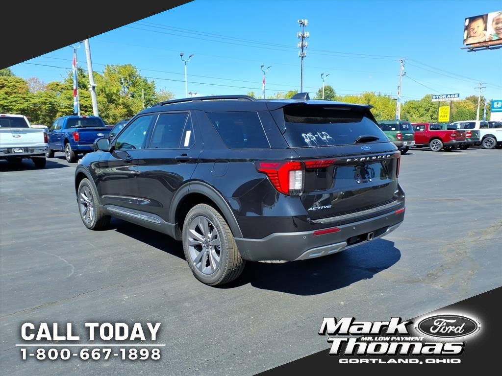 2025 Ford Explorer photo 3