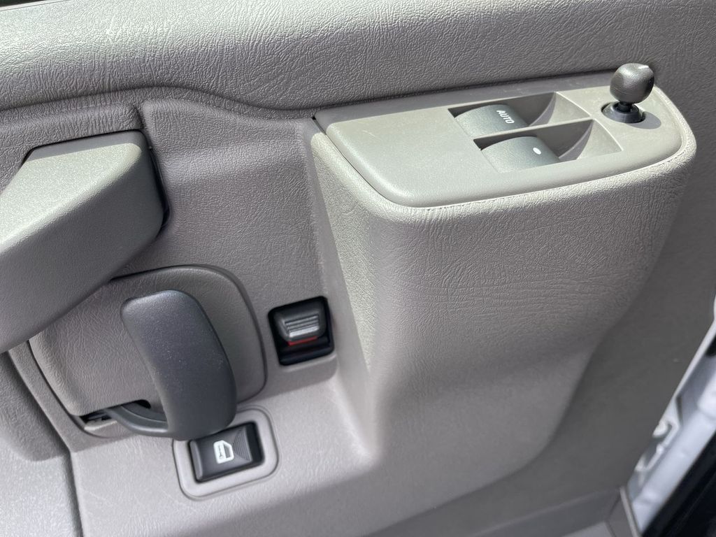 2025 Chevrolet Express Cargo Work Van - Photo 8