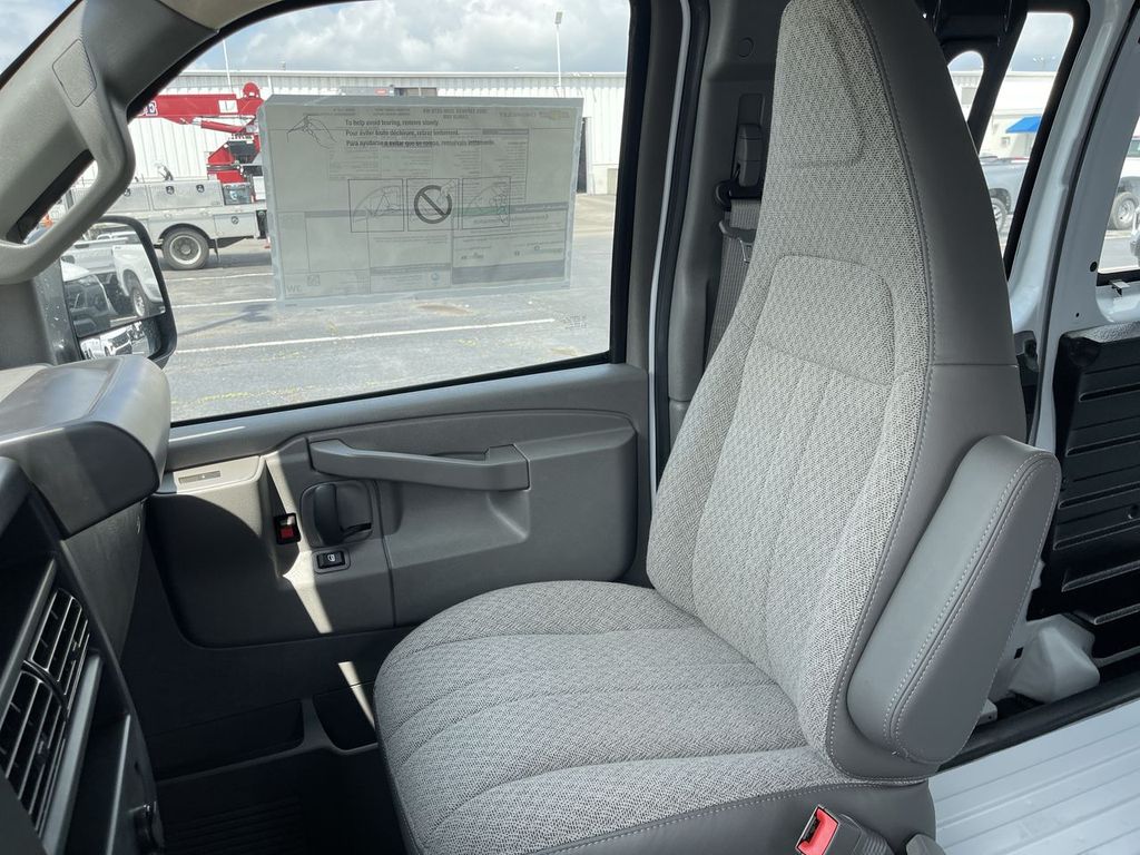 2025 Chevrolet Express Cargo Work Van - Photo 17