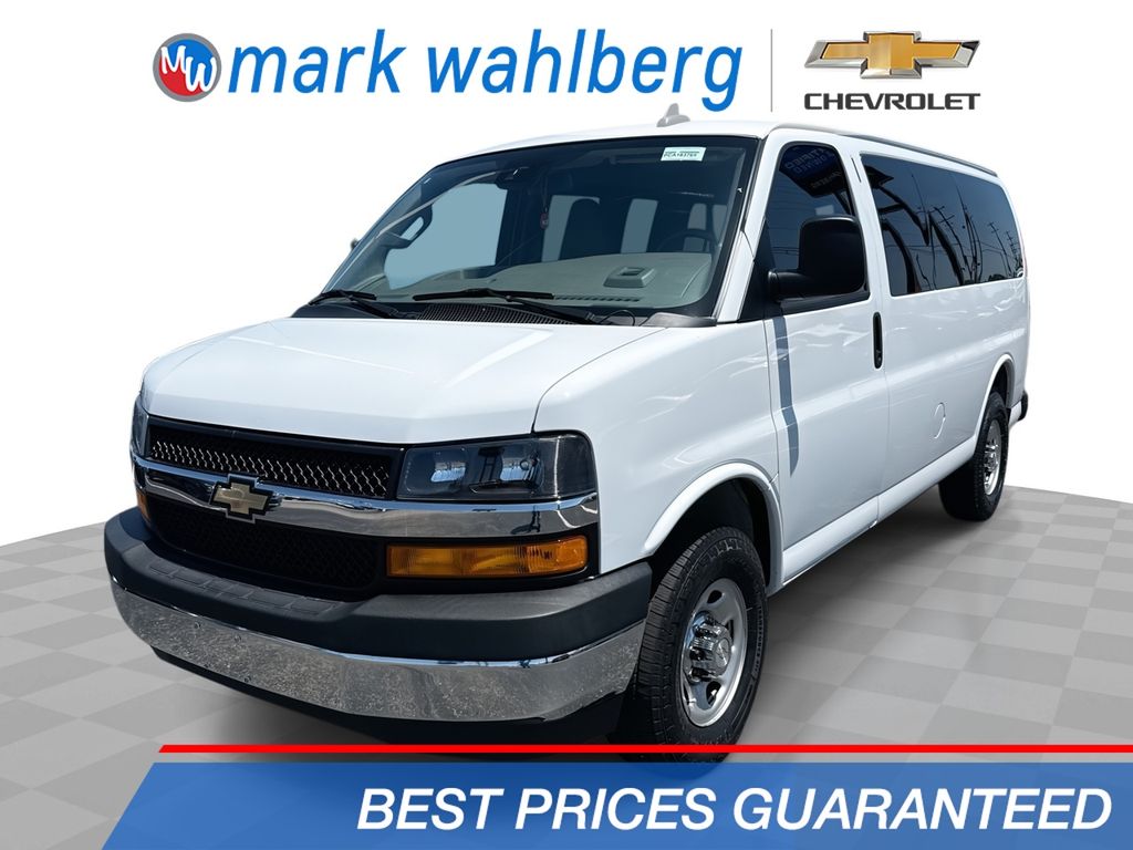 2022 Chevrolet Express 2500 LT's photo
