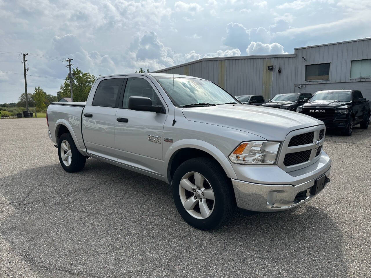 2017 Ram 1500 SLT photo 4