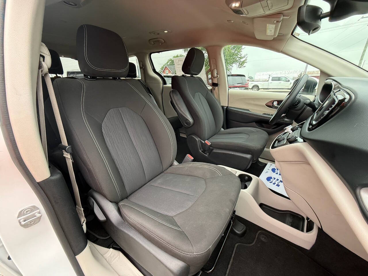 2023 Chrysler Voyager LX - Photo 10