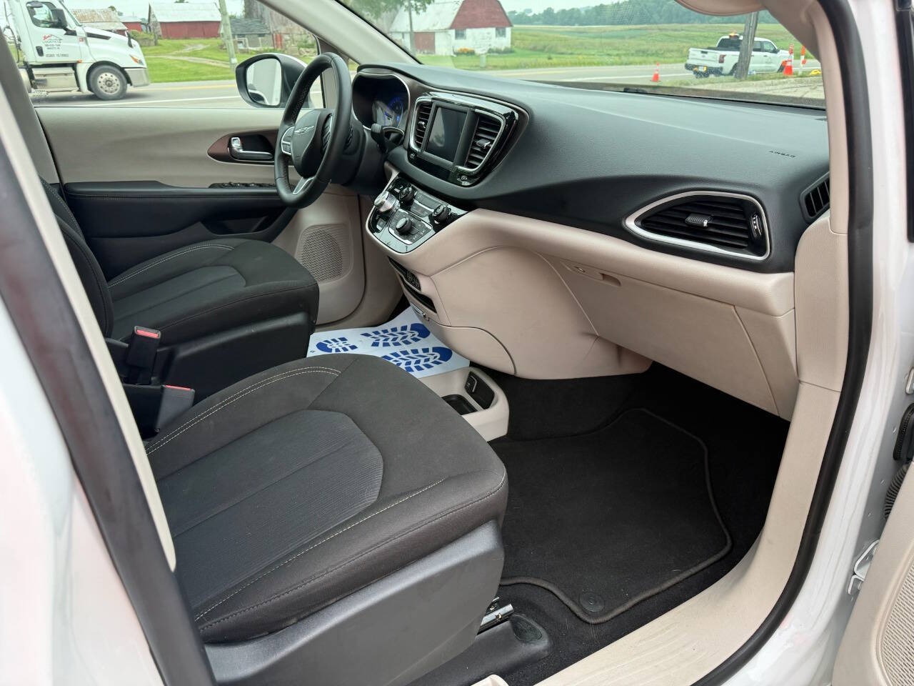2023 Chrysler Voyager LX - Photo 9