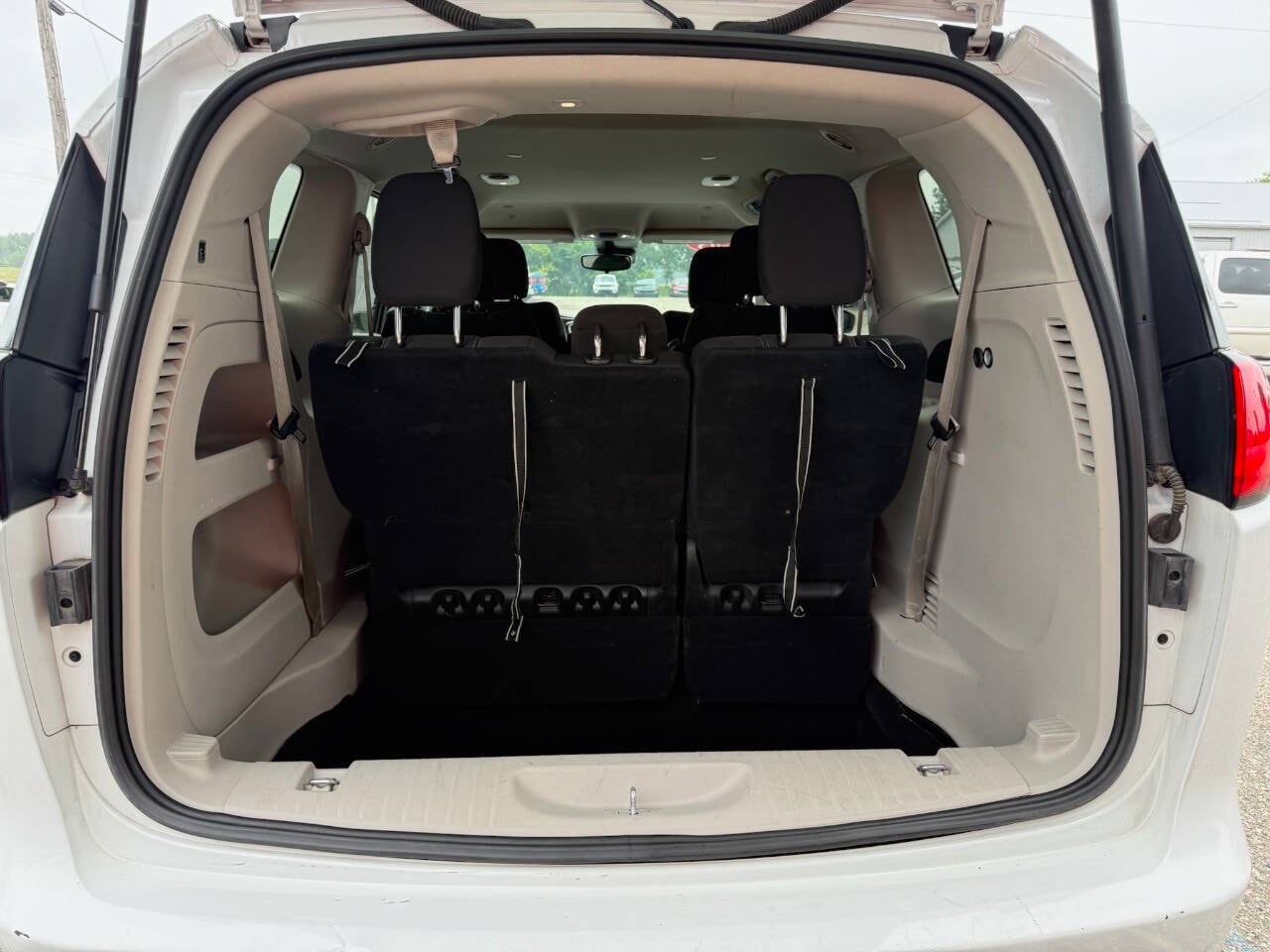 2023 Chrysler Voyager LX - Photo 15