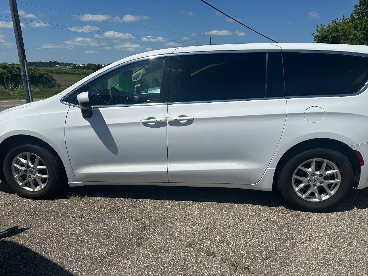 2023 Chrysler Pacifica Touring L photo 2