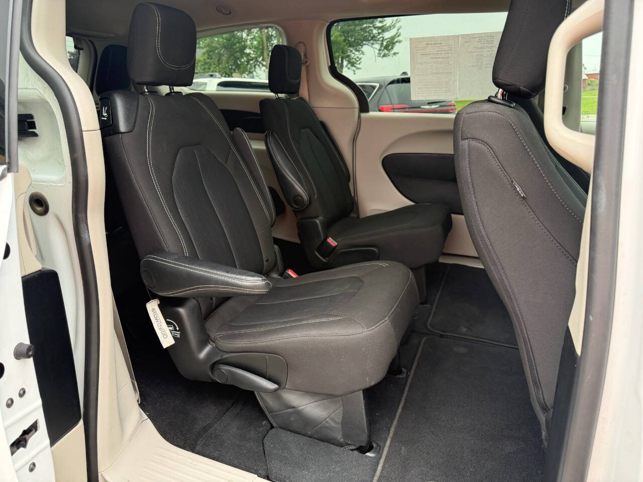2023 Chrysler Voyager LX - Photo 11