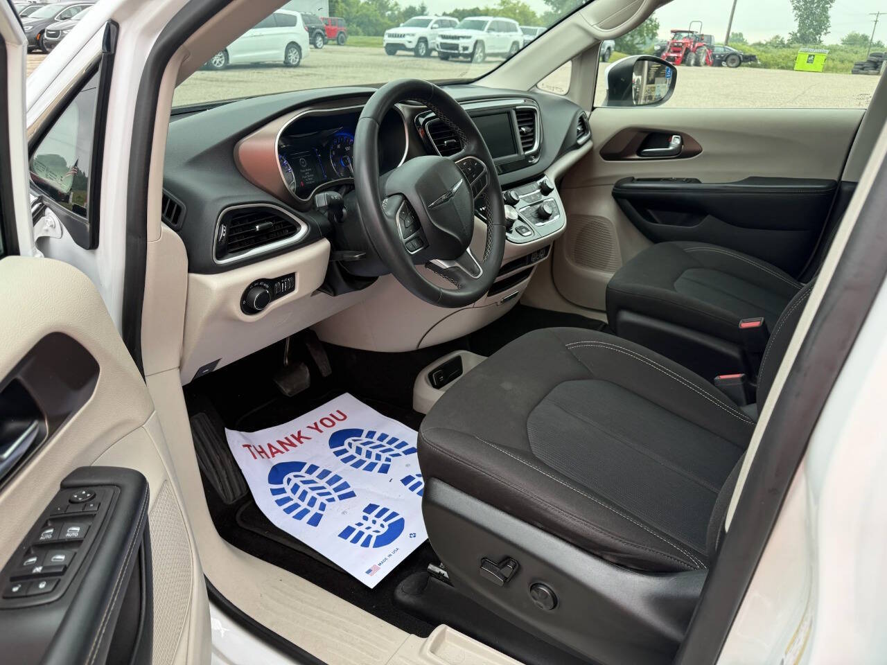 2023 Chrysler Voyager LX - Photo 7