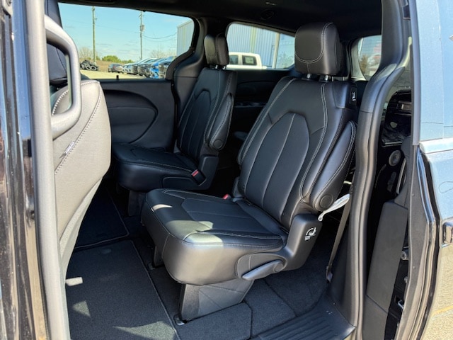 2026 Chrysler Pacifica Select - Photo 12