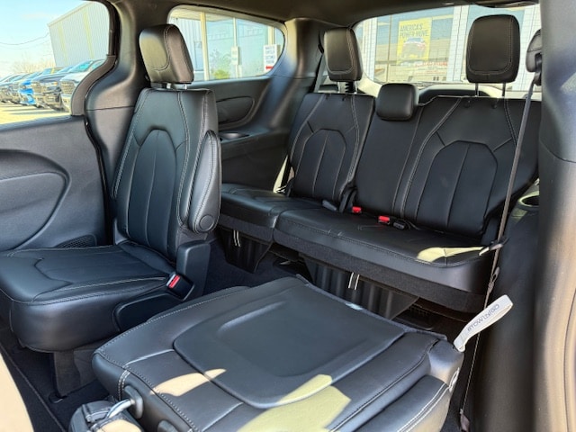 2026 Chrysler Pacifica Select - Photo 13