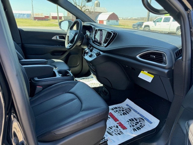 2026 Chrysler Pacifica Select - Photo 10
