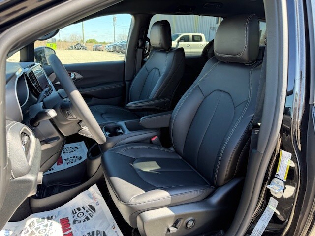 2026 Chrysler Pacifica Select - Photo 18