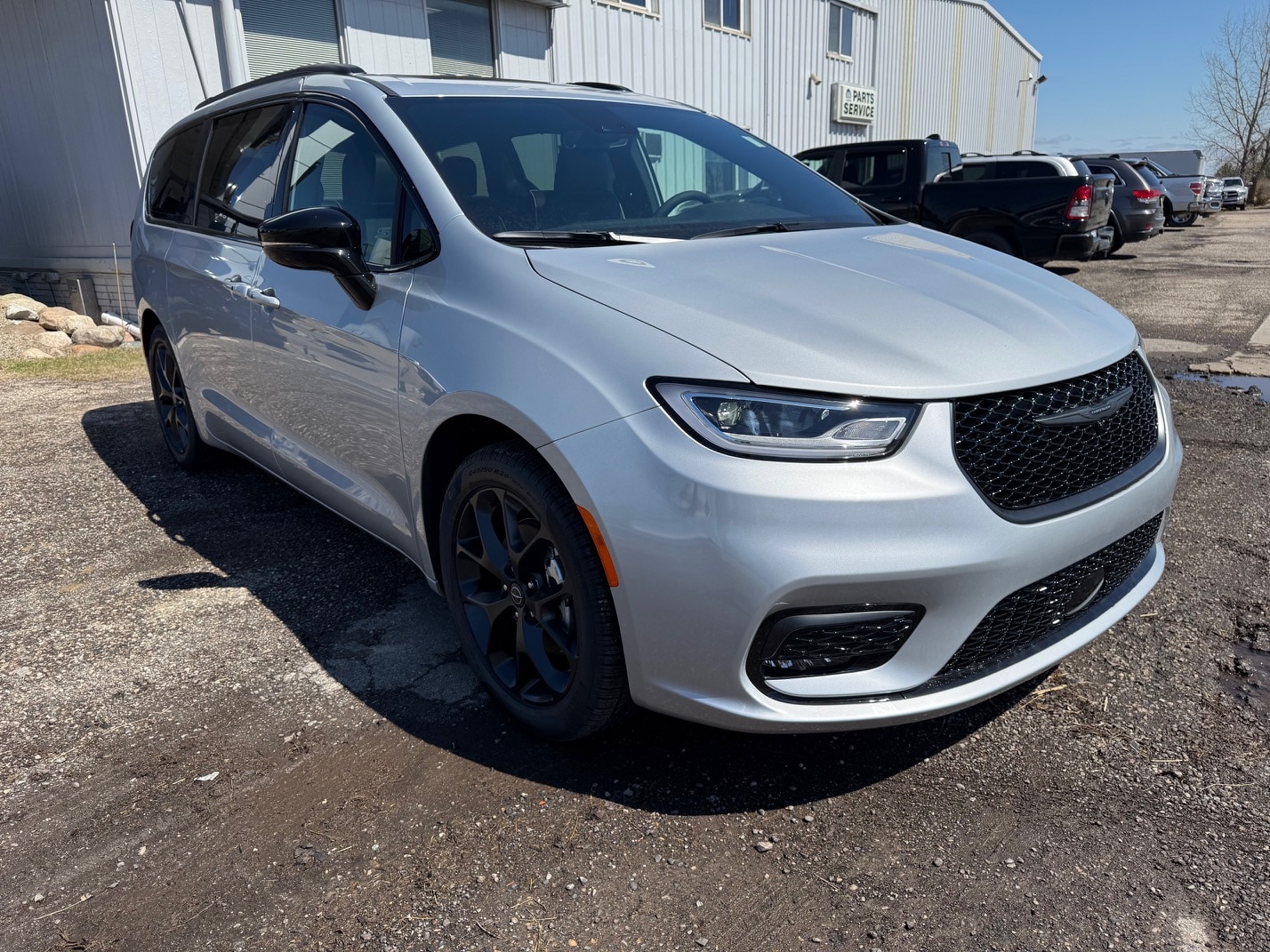 2026 Chrysler Pacifica Limited's photo