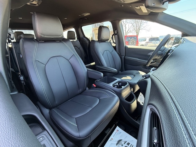 2026 Chrysler Pacifica Select - Photo 17