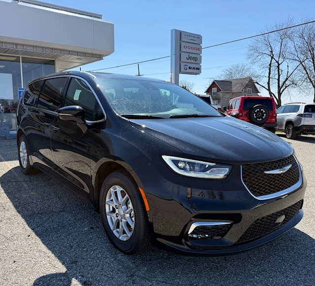 2026 Chrysler Pacifica Select's photo
