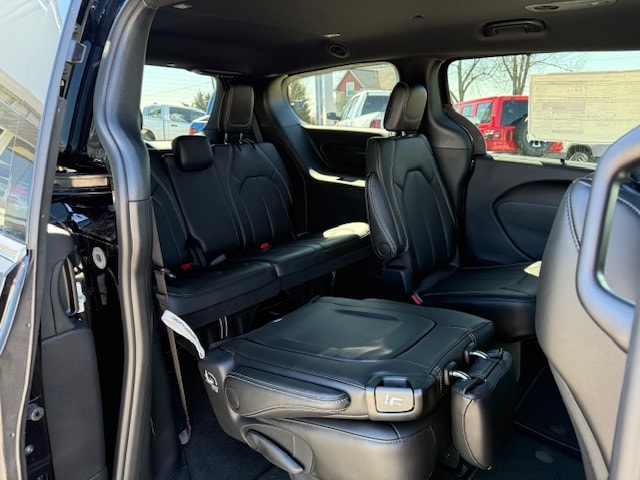 2026 Chrysler Pacifica Select - Photo 15