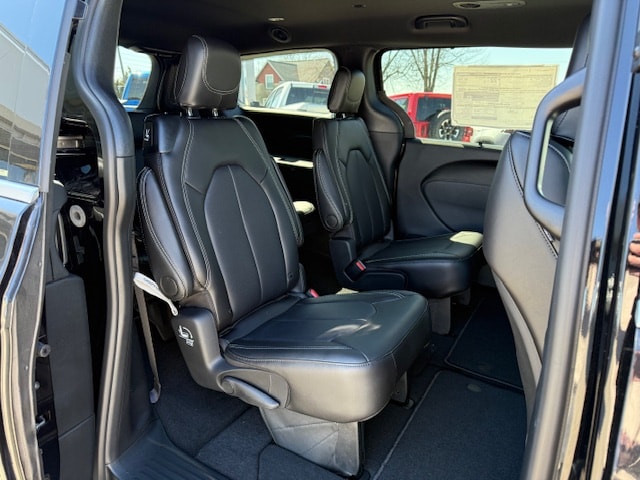 2026 Chrysler Pacifica Select - Photo 14