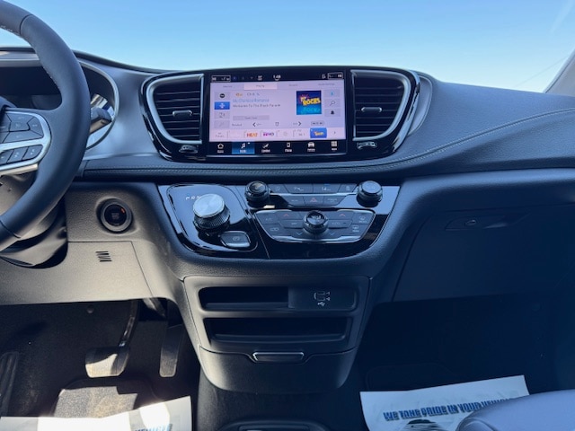 2026 Chrysler Pacifica Select - Photo 9