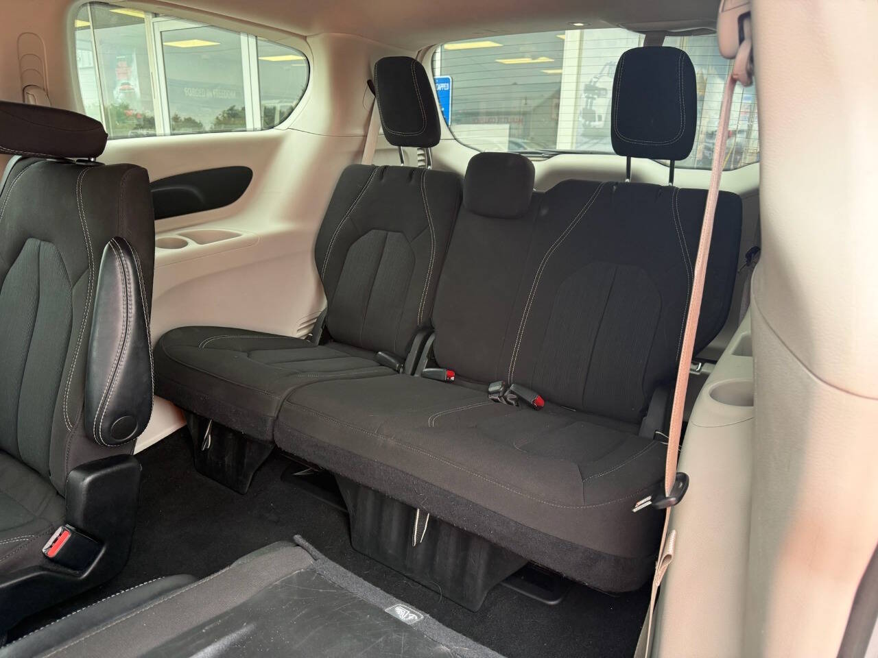 2023 Chrysler Voyager LX - Photo 12
