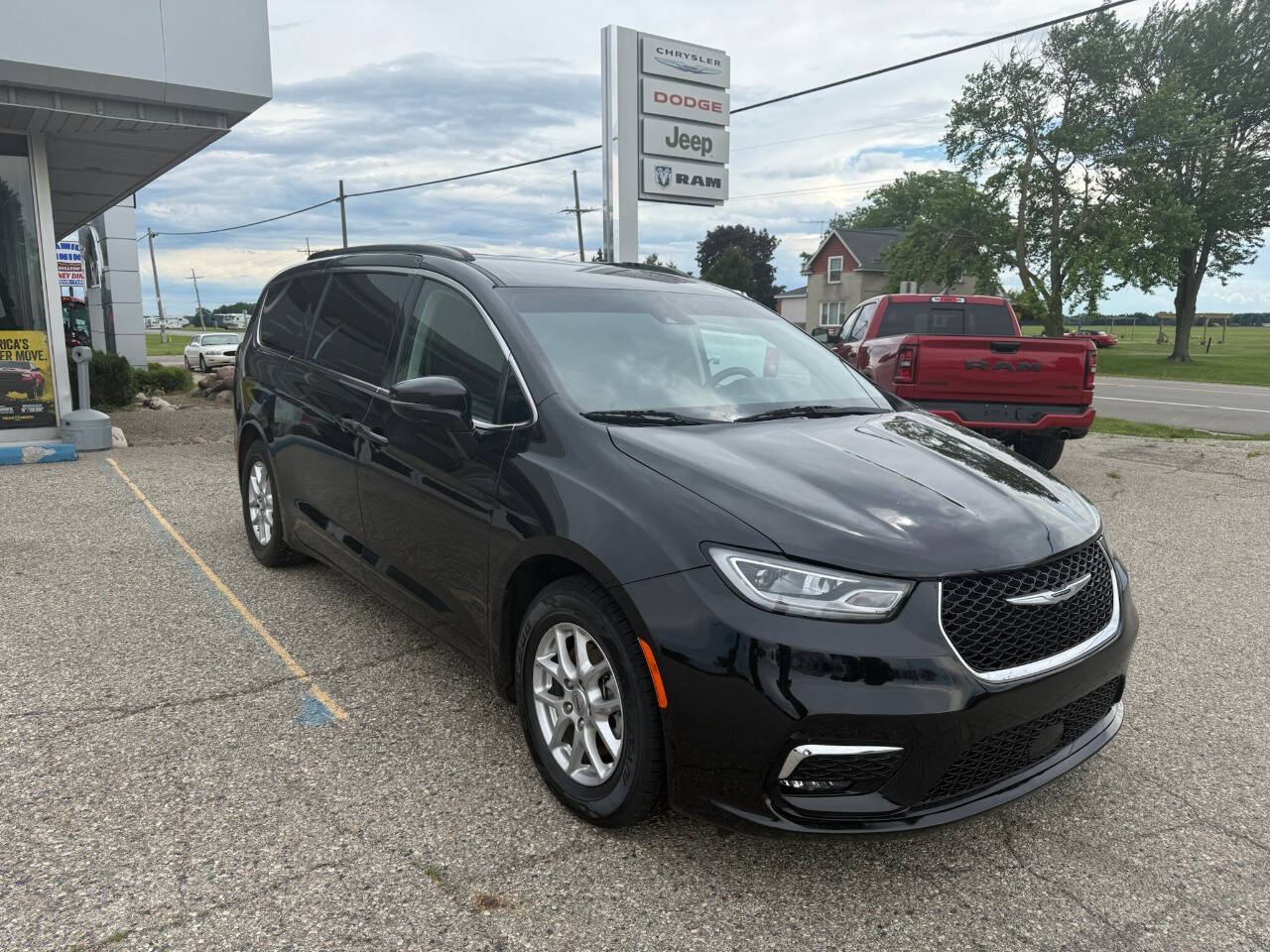 Used 2022 Chrysler Pacifica Touring L with VIN 2C4RC1BG4NR191532 for sale in Marlette, MI
