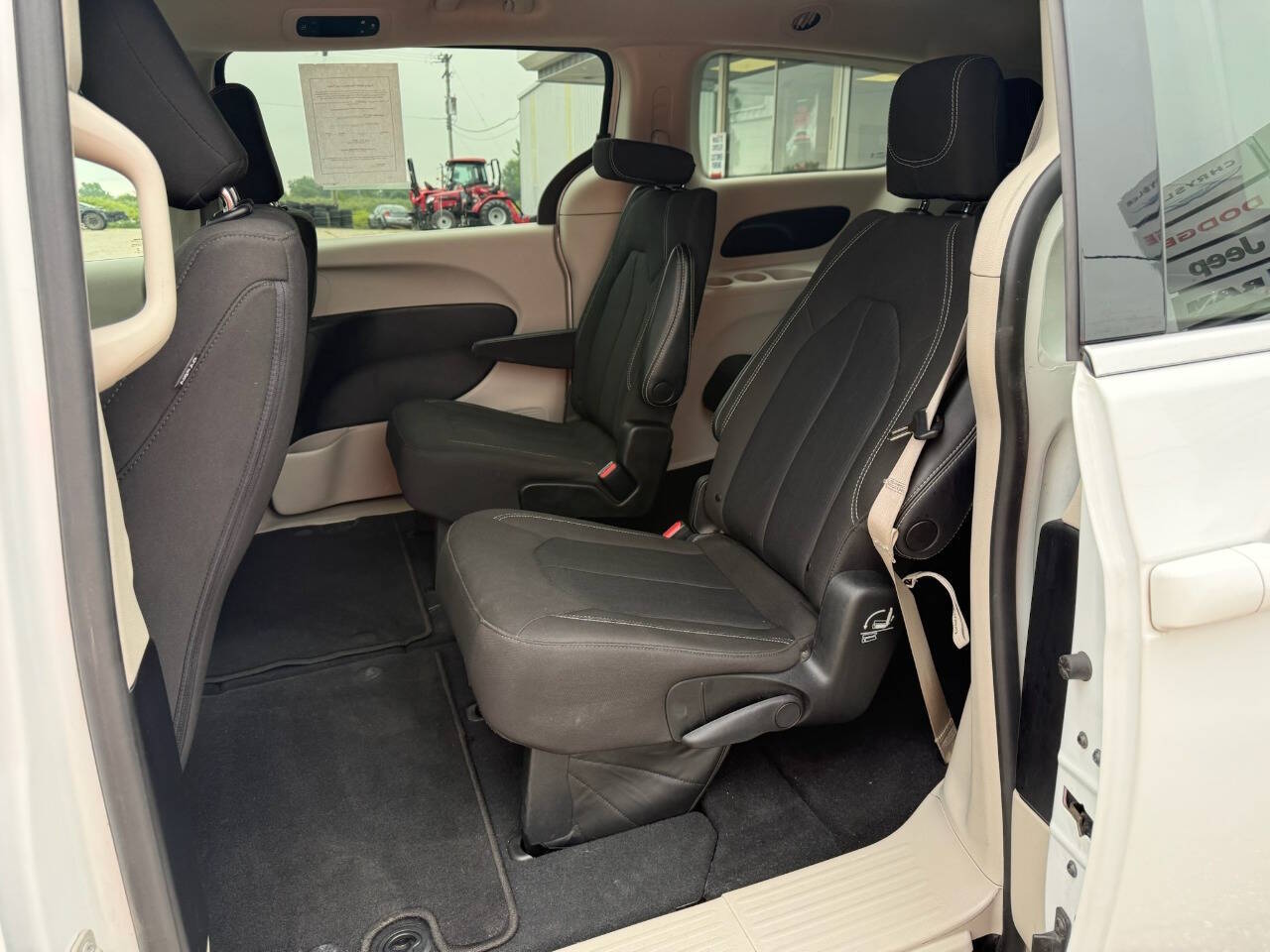 2023 Chrysler Voyager LX - Photo 13