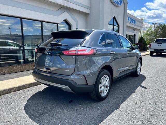 2022 Ford Edge SEL photo 2