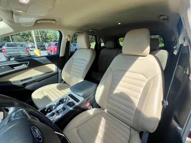 2021 Ford Edge SEL photo 4