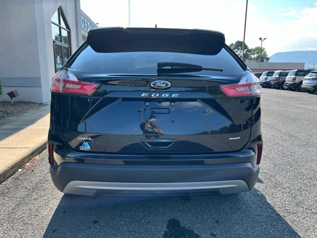 2022 Ford Edge SEL photo 5