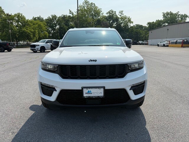 2025 Jeep Grand Cherokee Limited photo 3