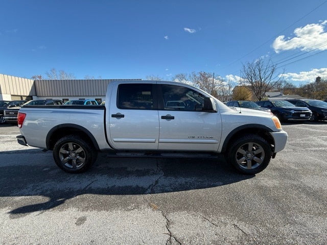 2015 Nissan Titan SV photo 3