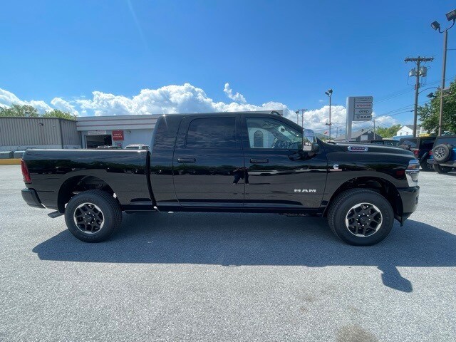 2025 Ram 3500 Laramie photo 4