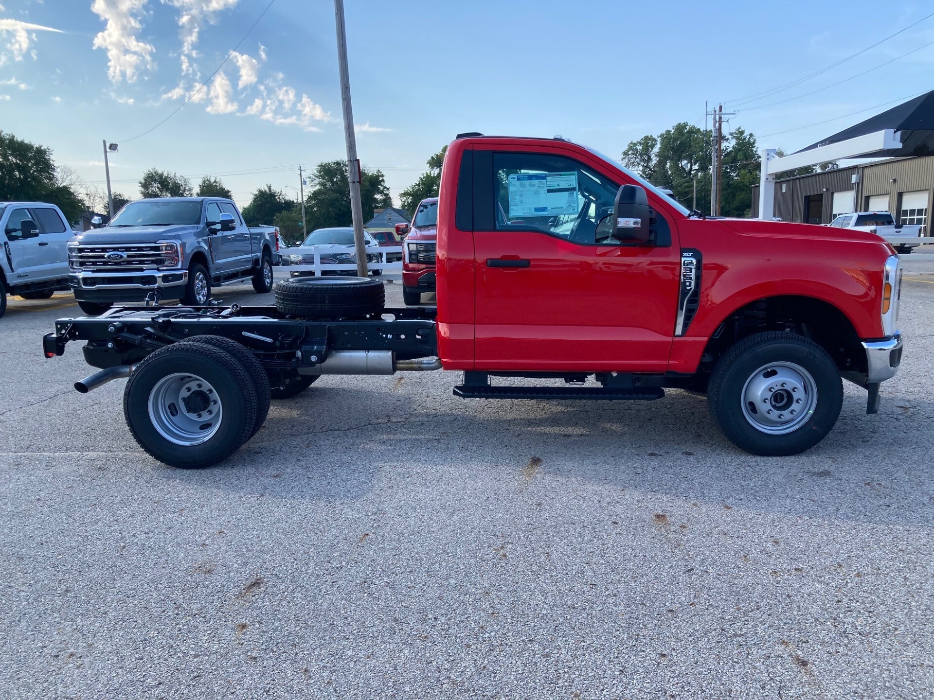 2026 Ford F-350 Super Duty Chassis Cab XLT - Photo 7