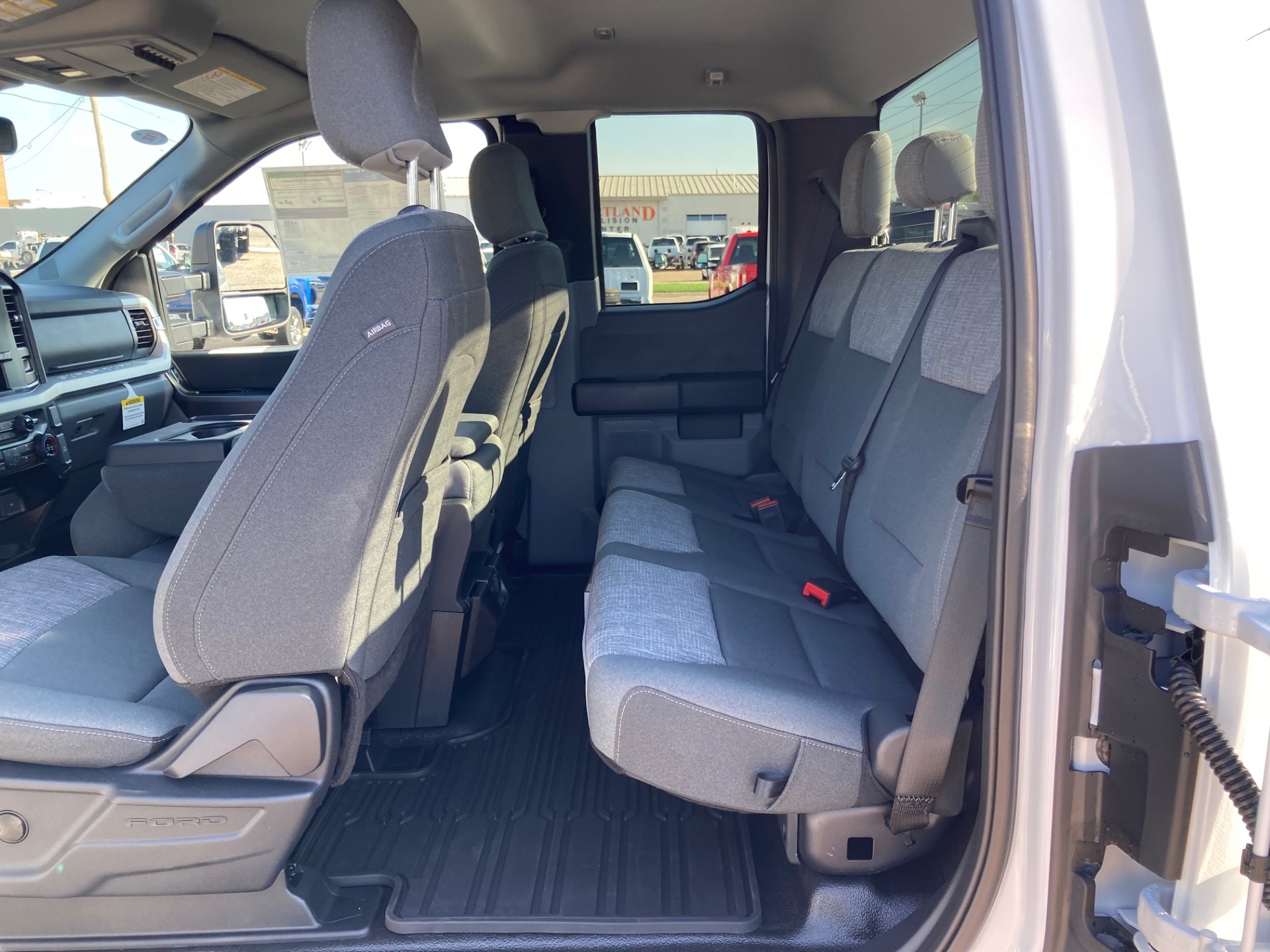 2025 Ford F-350 Super Duty Chassis Cab XLT - Photo 9