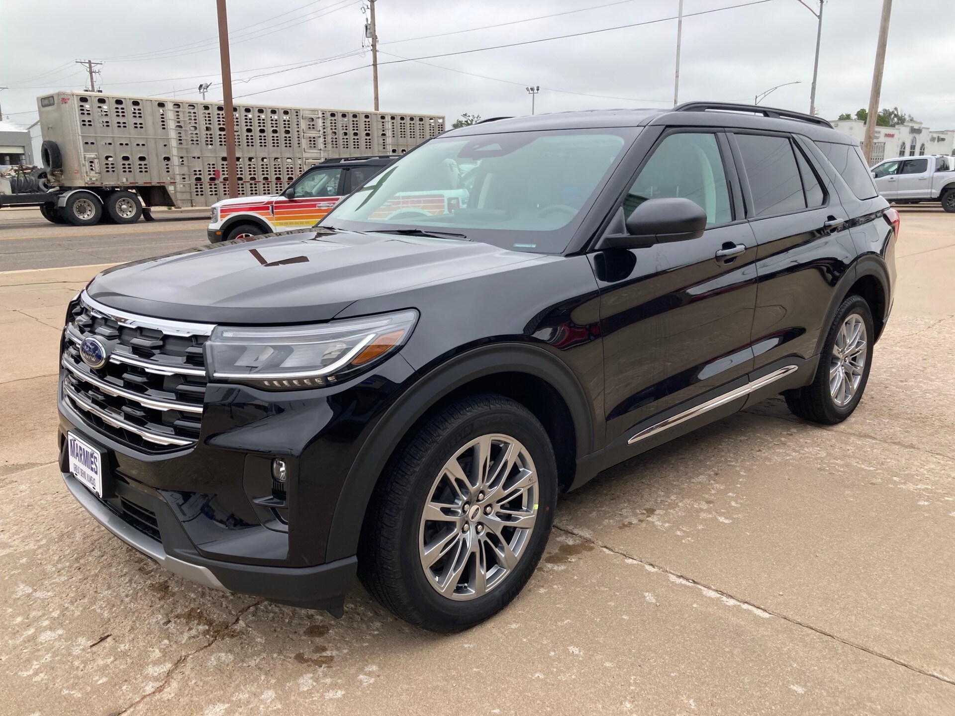 2025 Ford Explorer photo 2