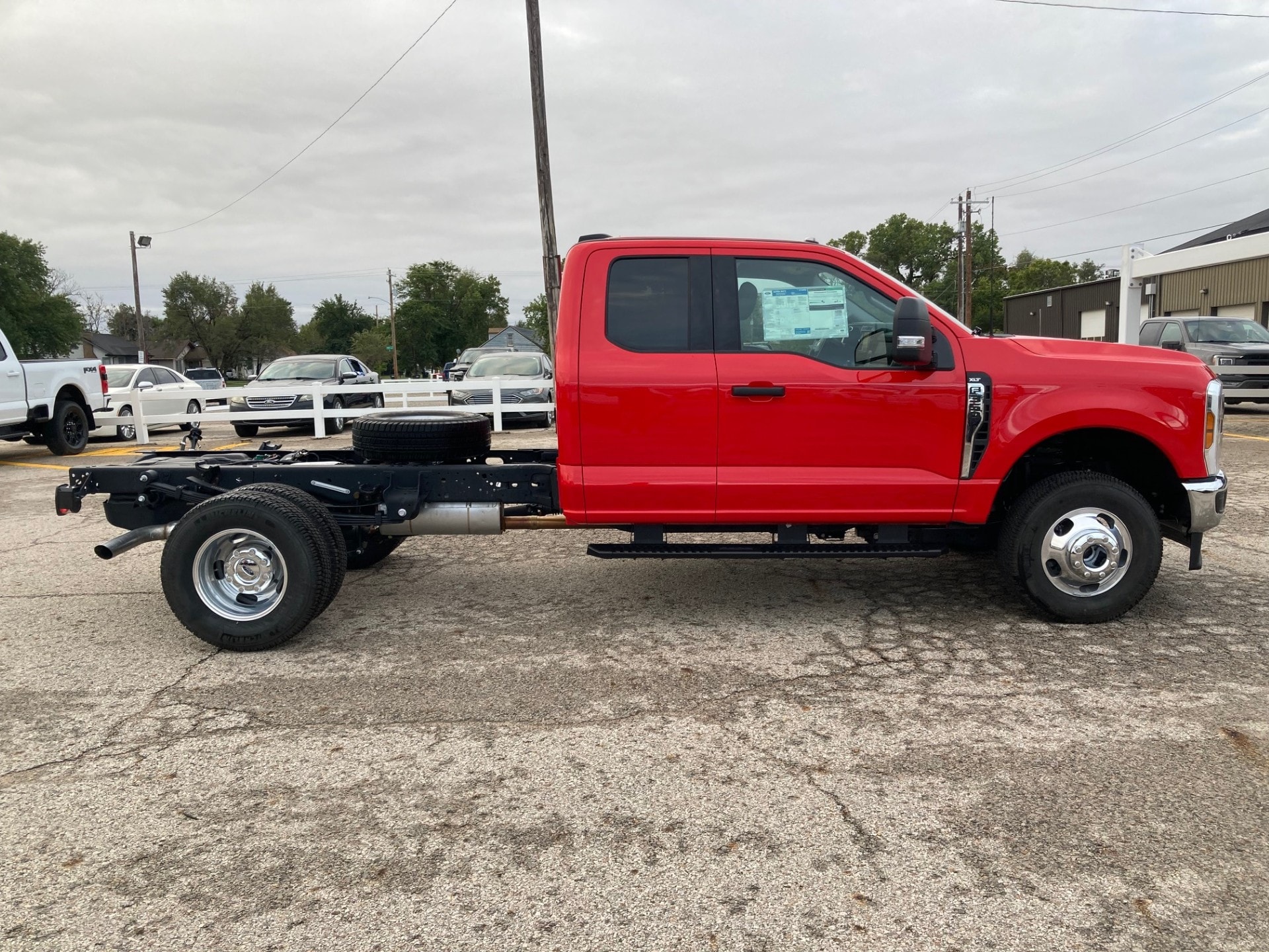 2026 Ford F-350 Super Duty Chassis Cab XLT - Photo 8