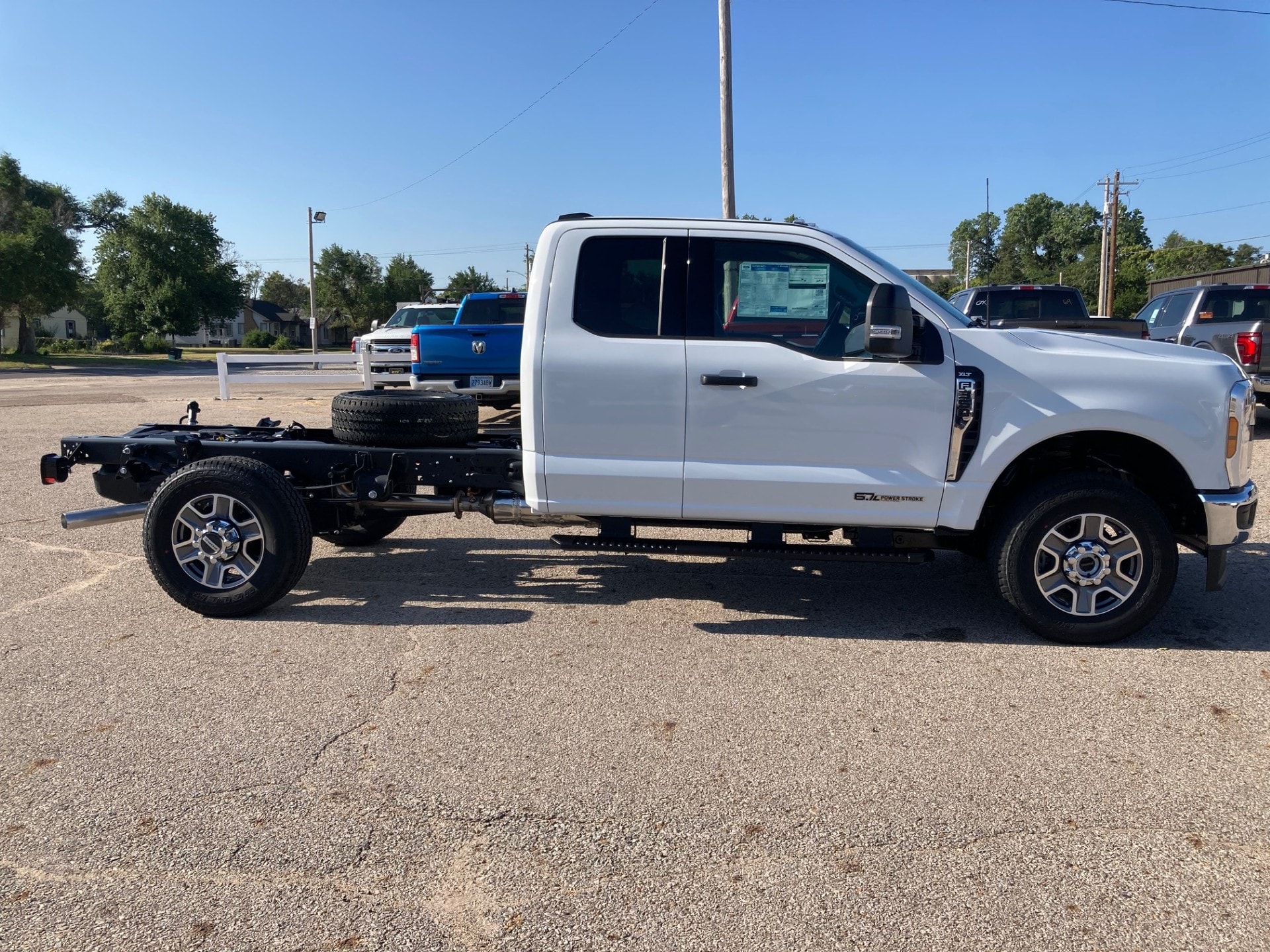 2025 Ford F-350 Super Duty Chassis Cab XLT - Photo 8