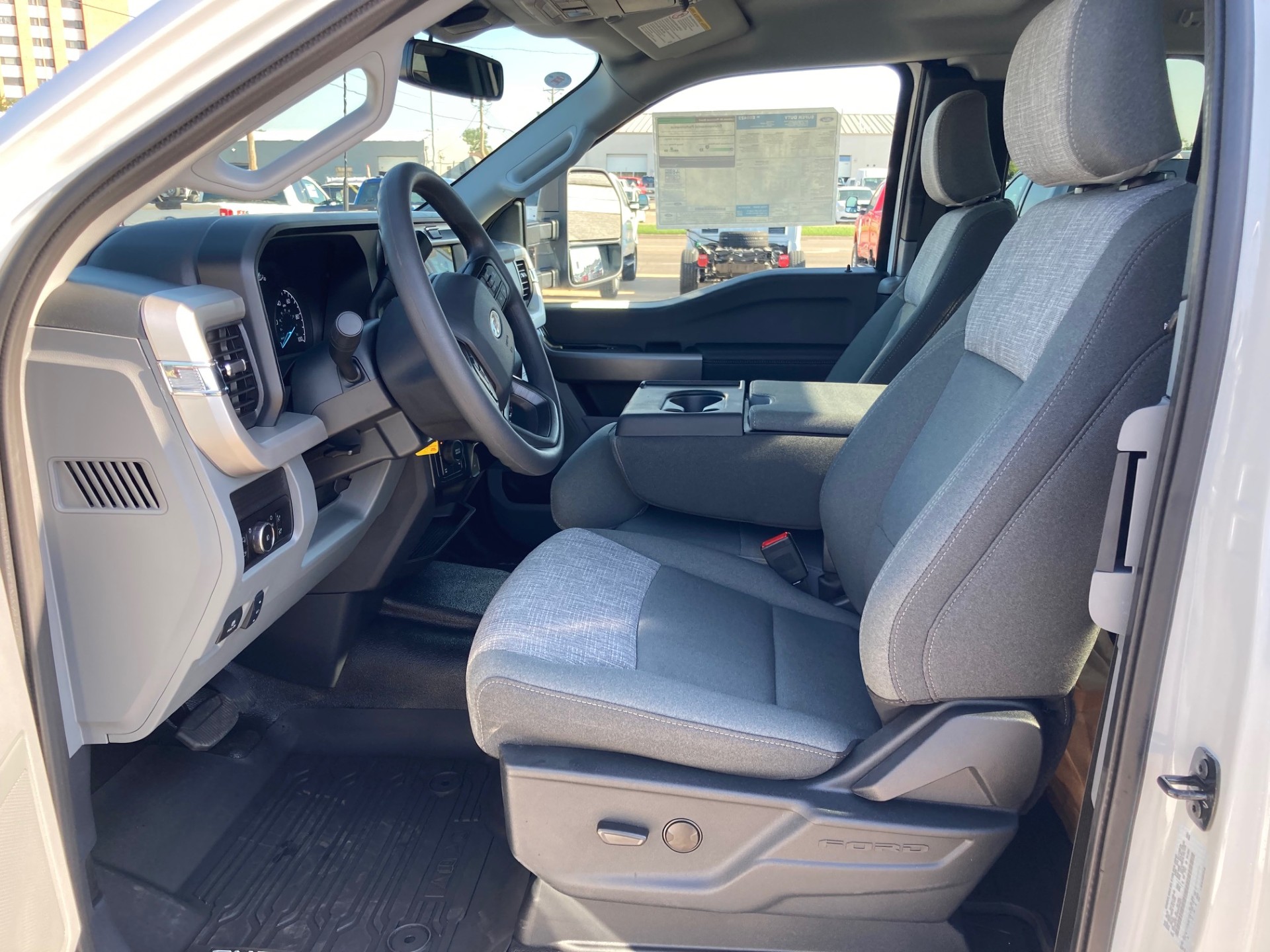 2025 Ford F-350 Super Duty Chassis Cab XLT - Photo 10