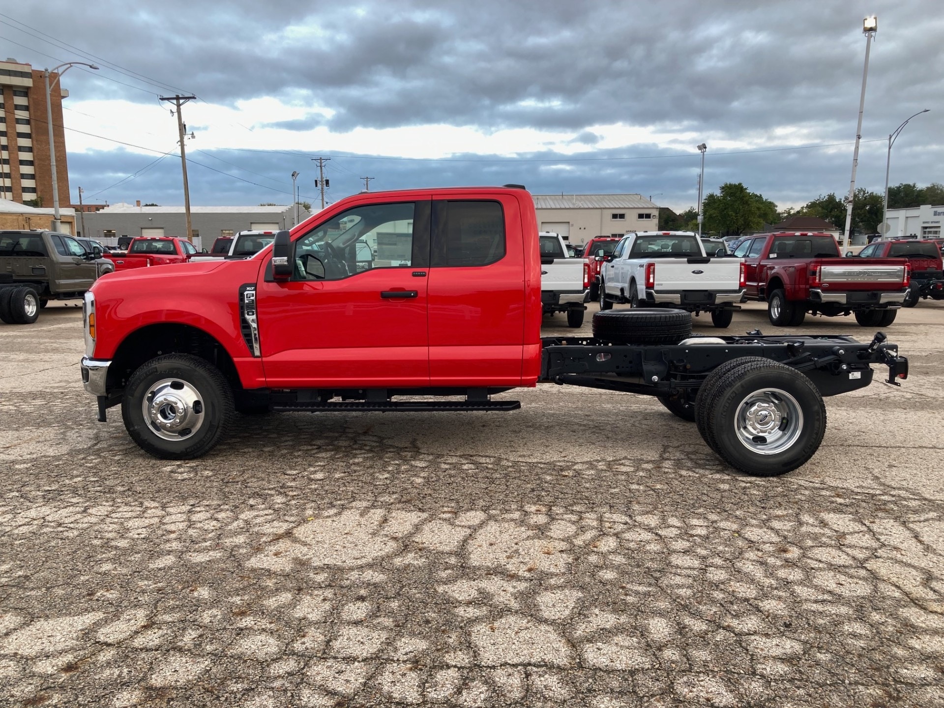 2026 Ford F-350 Super Duty Chassis Cab XLT - Photo 4