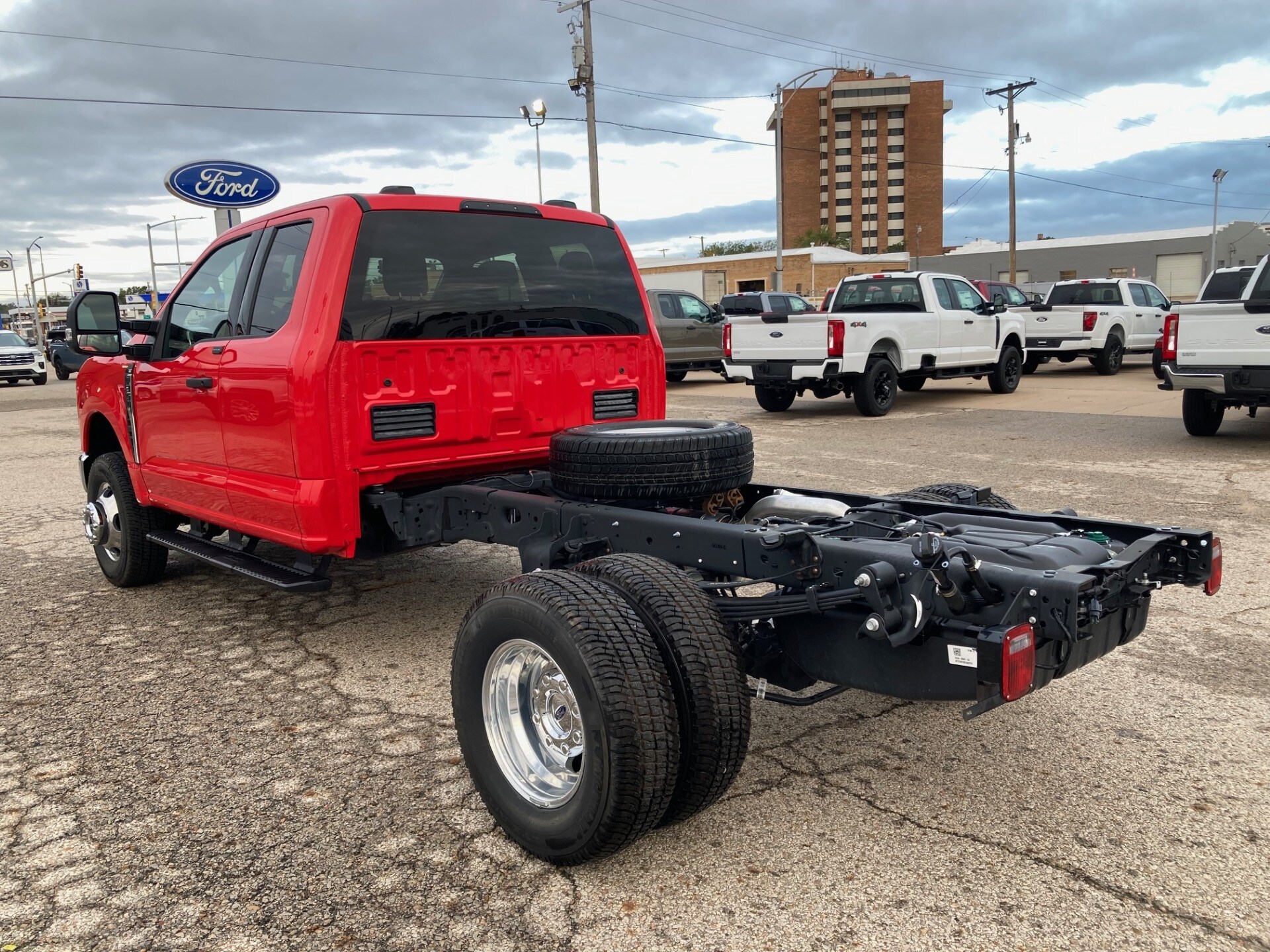 2026 Ford F-350 Super Duty Chassis Cab XLT - Photo 5