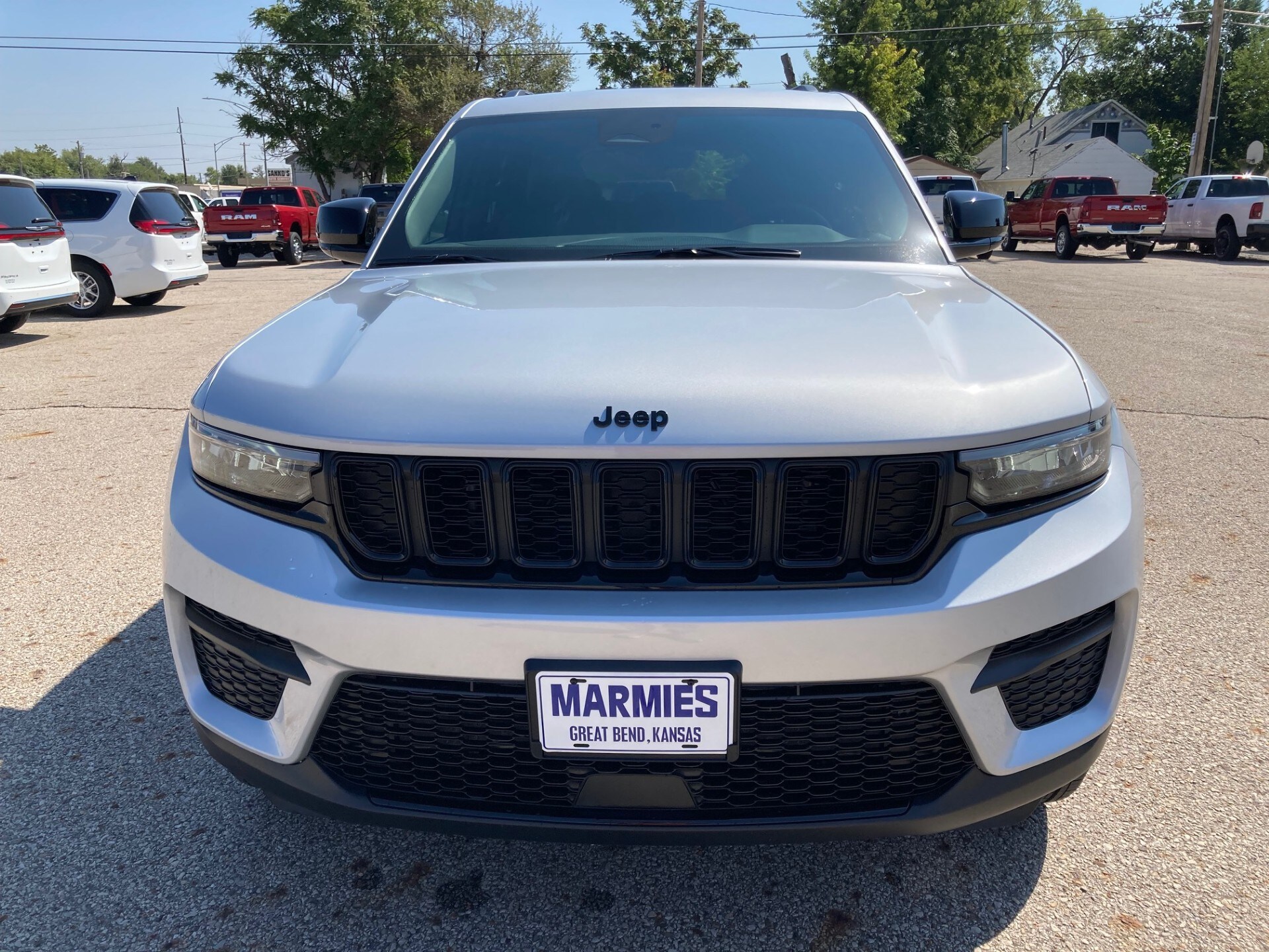 2025 Jeep Grand Cherokee Laredo photo 2