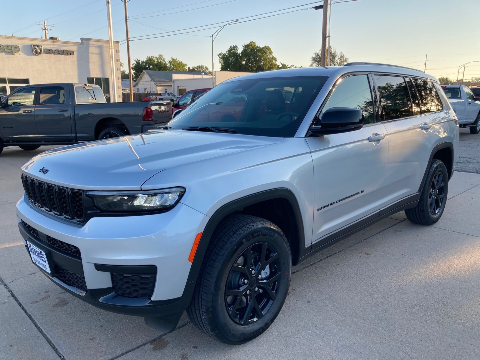 2025 Jeep Grand Cherokee Laredo photo 3
