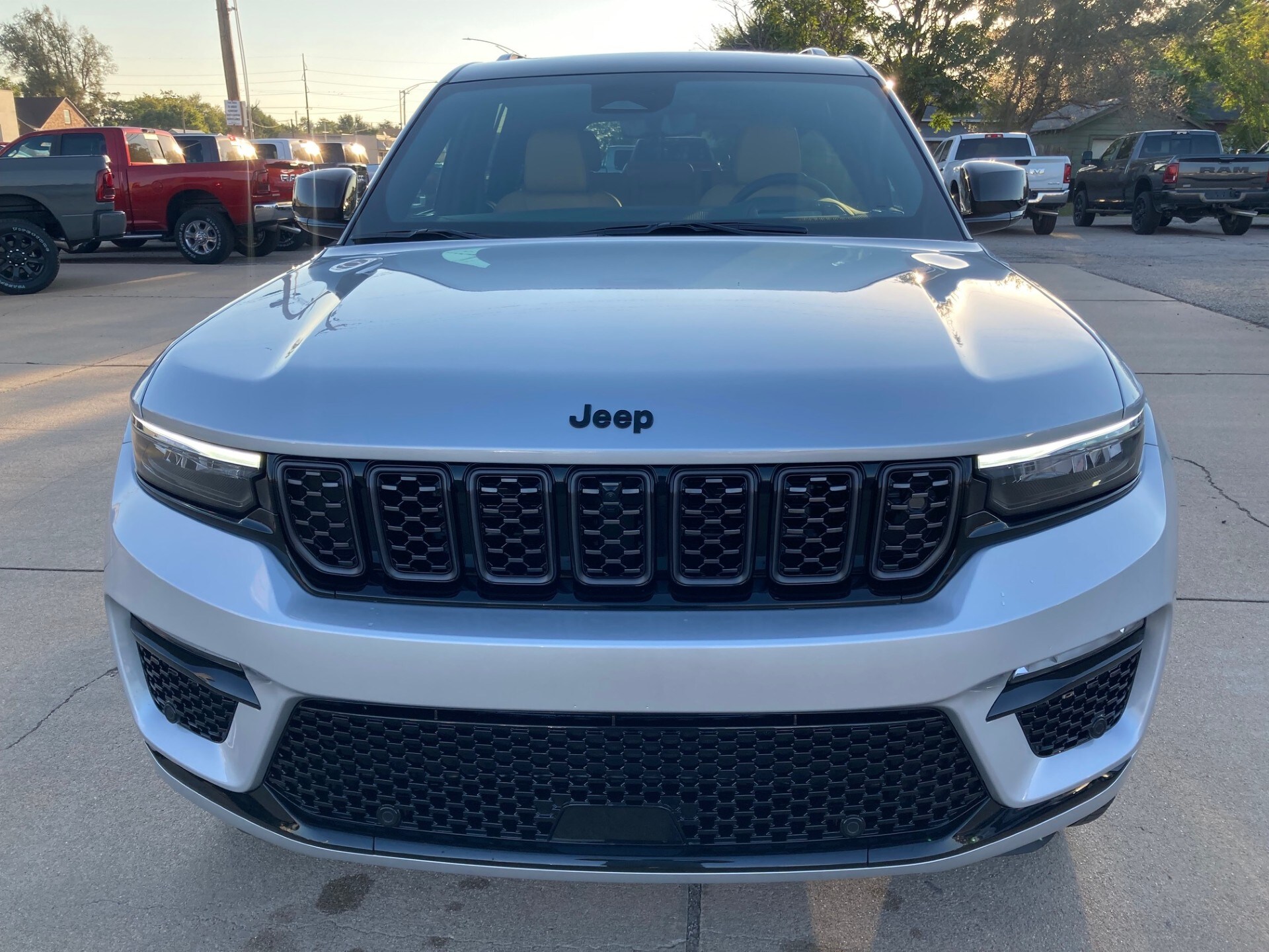 2025 Jeep Grand Cherokee Summit photo 2